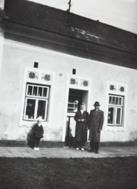 Manželé Snopkovi Josef a Terezie s dcerou Marií u rodného domu, 1960