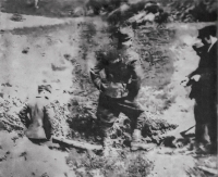 Němečtí vojáci sledují hořící trosky sovětské stíhačky La-7. Vyfotografováno pamětníkem Ludvíkem Monsportem 27. dubna 1945