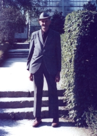 Otec Pavel Prášek na zámku Lednice, 80. léta