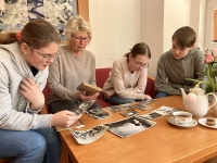 Helena Melichová s žáky během nahrávání pro projekt Příběhy našich sousedů, 2024