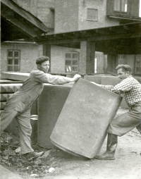 Otec pamětníka vpravo na brigádě v cementárně, Vrchlabí, 1950
