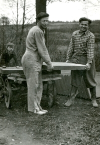 Otec Jaromír Petřík v kostkované košili, brigáda v cementárně, Vrchlabí, 1950