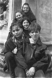 Monika Proche s kamarádkami v roce 1988
