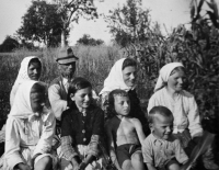 Rodina Omelkova z Babic za II. světové války, Terezie první zleva dole