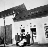 Rodina Snopkova - zleva Josef Snopek, manželka Terezie, tchýně Františka a tchán Josef Snopkovi, Kudlovice, 1957