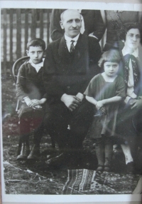 Rodina na svatbě, výřez