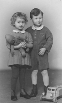 Pamětnice s bratrancem Janem Krafftem, Praha, rok 1942