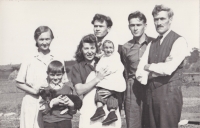 Marie Kuttelwascherová se synem Jaroslavem, tchyní (první zprava), manželem (druhý zprava) a tchánem (zcela vpravo), 40. léta 20. století