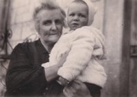 Maminka pamětnice Marie Dejmková, rozená Jaccard, s vnukem Jaroslavem, 40. léta 20. století