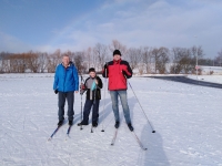 Na běžkách ve Vrchlabí , zleva Vlastimil, vnuk Filip a syn Martin, rok 2023