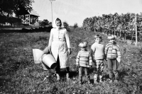 Terezie Snopková s vnučkami, 1985