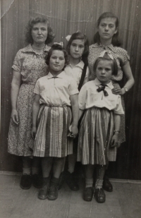 Teta Kristina, sestra Sofie, sestřenice Pavlina, děvče z dětského domova, sestra Melanie