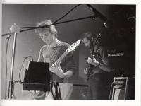 Vystoupení v K-KLUBU s kapelou Žába s peněženkou na zádech, zleva: Vladimír Zindr, Standa Rybář (1989, Karlovy Vary)