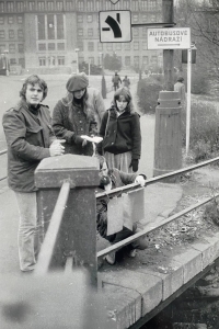 Happeningová akce „Přemostění" u Chebského mostu: vlevo Jindřich Tolar, s baretem Martina Wolfová, později Kozelková, klečící Milan Kozelka (1983, Karlovy Vary)