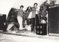 První kapela Jindřicha Tolara Papula and Klešťák's Band: zleva Vladimír Pajer, Víťa Kryl, Vítězslav Škorpil, Karel Pelikán (1983, svazácký klub v Ostrově)