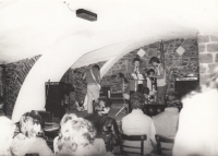 Kapela Papula and Klešťák's Band: vpravo Jindřich Tolar (1983, svazácký klub v Ostrově)