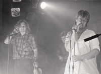 Vystoupení v K-KLUBU s kapelou Žába s peněženkou na zádech, zleva Tomáš Koštejn, Jindřich Tolar, Lev Havlíček (1989, Karlovy Vary)
