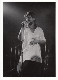 Lev Havlíček při vystoupení v K-KLUBU s kapelou Žába s peněženkou na zádech (1989, Karlovy Vary)