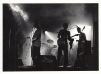 Vystoupení v K-KLUBU s kapelou Žába s peněženkou na zádech, zleva Jindřich Tolar, Tomáš Koštejn, Lev Havlíček, Vladimír Zindr, Standa Rybář (1989, Karlovy Vary)