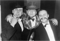 Karneval ve stylu 30. let ve Valtířově, Jan Tomeš vpravo, 1989