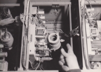 Zničené vybavení hotelového pokoje Klínovec, odkud probíhalo utajené vysílání 