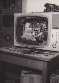 Zničené vybavení hotelového pokoje Klínovec, odkud probíhalo utajené vysílání 