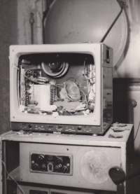 Zničené vybavení hotelového pokoje Klínovec, odkud probíhalo utajené vysílání 