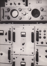 Zničené vybavení hotelového pokoje Klínovec, odkud probíhalo utajené vysílání 