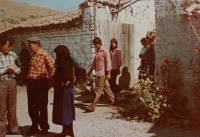 Dům ve vesnici Štrkovo – otčím Boris Petrovský, maminka Jana, syn Michal a dcera Alena