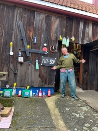 Josef Kužela před svým muzeem, duben 2025