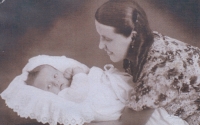 S matkou Věrou Šlechtovou, roz. Helceletovou, Pardubice, 1937

