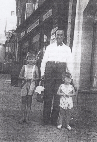 Boris Šlechta s otcem Theodorem Šlechtou a bratrem Theodorem, Chrudim, 1940