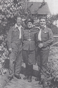 Otec pamětníka kpt. Theodor Šlechta (uprostřed) s anglickými propuštěnými zajatci, Chrudim, 1945