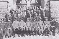 Otec pamětníka Theodor Šlechta v pardubickém úřadě (druhá řada uprostřed), Pardubice, 1941–1944