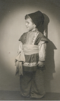 První role pamětníka – vůdčí páže prince z Hispánie, Sokolský divadelní soubor Chrudim, inscenace Princezna Pampeliška, Chrudim, 1940
