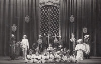 První role pamětníka – vůdčí páže prince z Hispánie (Boris Šlechta – druhá řada uprostřed), Sokolský divadelní soubor Chrudim, inscenace Princezna Pampeliška, Chrudim, 1940