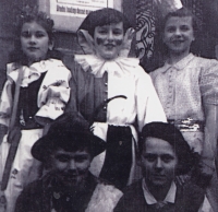Role Kašpárka (Boris Šlechta – horní řada uprostřed), Divadelní soubor při církevní nedělní škole, Chomutov, 1948