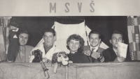 Maňáskový soubor Vyšší školy uměleckého průmyslu v Praze, inscenace Cirkus PuDeTo, Boris Šlechta druhý zleva, budoucí manželka pamětníka Květa Kačírková uprostřed, 1955
