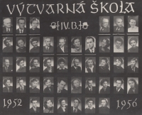 Maturitní tablo Vyšší školy uměleckého průmyslu v Praze (Boris Šlechta – čtvrtá řada, druhý zleva); budoucí manželka pamětníka Květa Kačírková ve čtvrté řadě, třetí zleva, 1956