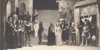 První výprava Borise Šlechty, Ochotnický spolek v Brandýse nad Labem, inscenace Noc na Karlštejně, Boris Šlechta zcela vpravo, pamětníkův dědeček Václav Helcelet pátý zprava