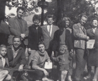 Soubor loutkového Divadla DRAK, Boris Šlechta v nejvyšší řadě zcela vlevo, pamětníkův syn Michal v dolní řadě vpravo, Hradec Králové, 1960