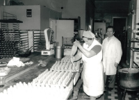 Práce v cukrárně, pamětnice tam pracovala celý život až do odchodu do důchodu v roce 1989