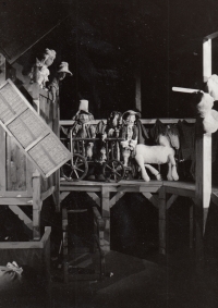 Inscenace Nesu, nesu, nepovím, Divadlo DRAK Hradec Králové, autor, režie i výprava Boris Šlechta, 1978