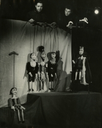 Inscenace Pohádka z kufru, vlevo Matěj Kopecký, vpravo Boris Šlechta, Hradec Králové, 1965