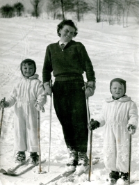 Zleva bratr Jaromír,	maminka Vlasta, Luboš, Vrchlabí, 1949