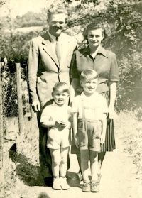 S rodiči a starším bratrem Jaromírem, Vrchlabí, 1950