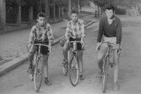 Zleva Jaromír, Luboš a kamarád Jan Novotný, Praha, 1959