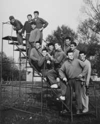 Luboš třetí zleva, státní družstvo sjezdařů, Nymburk, 1961