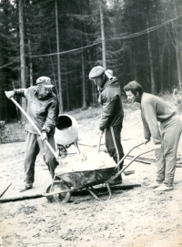 Luboš vpravo, tréninkový tábor sjezdařů, Špindlerův Mlýn 1971