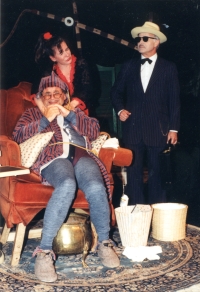 Luboš vpravo, režisér J. P. Skála vlevo, Molierova divadelní hra Zdravý nemocný, Vancouver, 1997